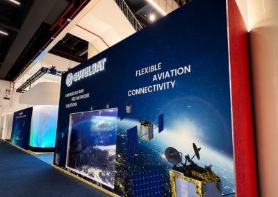 futuristic_eutelsat_exhibition_booth_interior_light