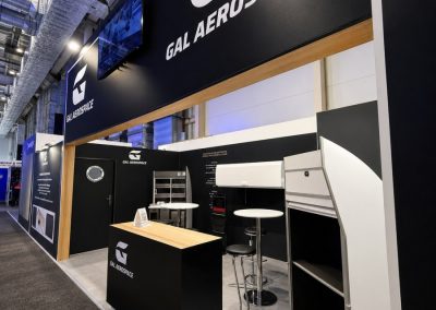 sleek_modern_trade_show_booth_design_light